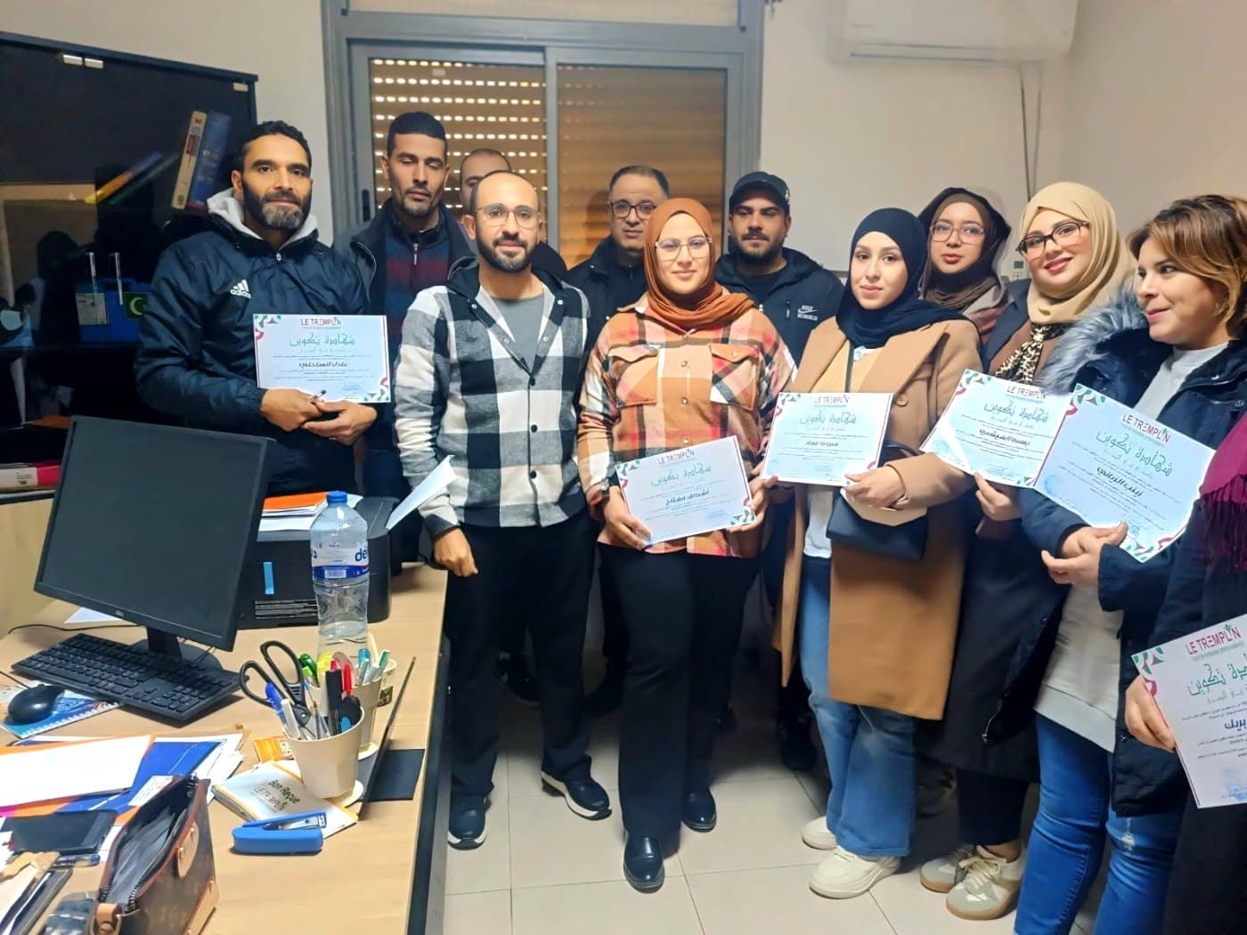 Remise des attestations - Groupe de stagiaires